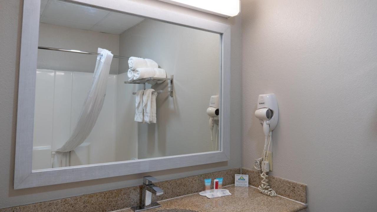 Days Inn & Suites By Wyndham Savannah North I-95 Port Wentworth Buitenkant foto