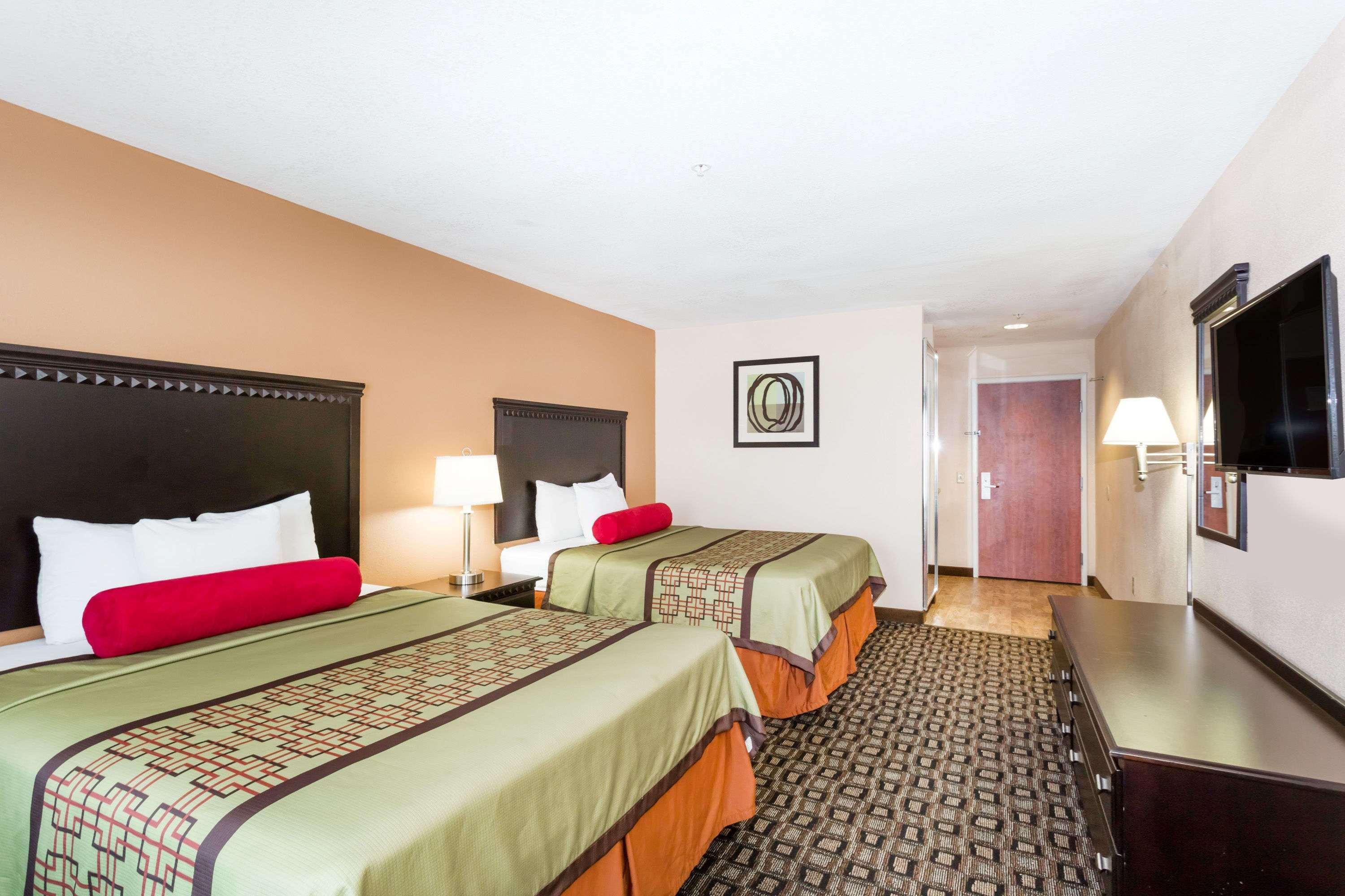 Days Inn & Suites By Wyndham Savannah North I-95 Port Wentworth Buitenkant foto