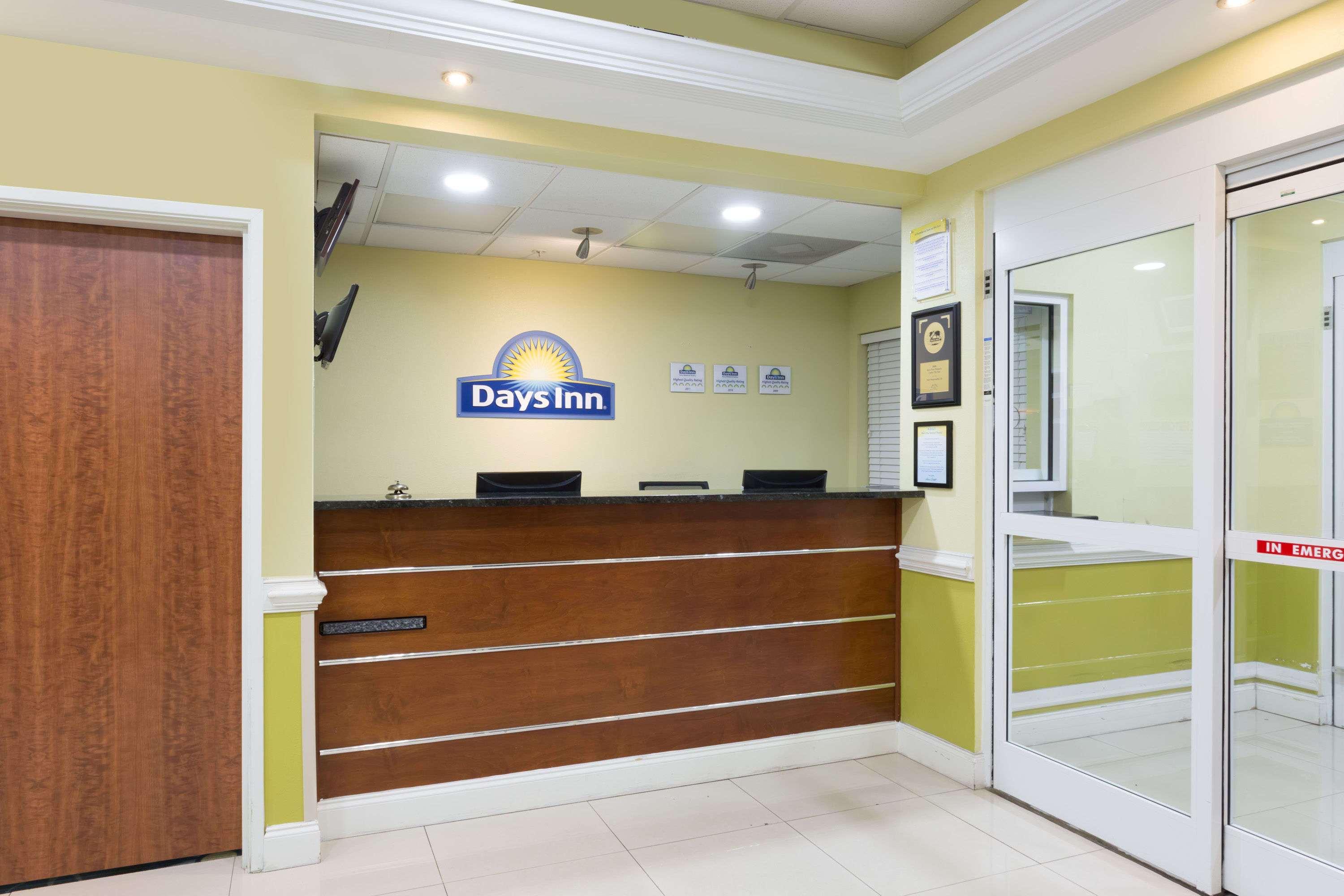 Days Inn & Suites By Wyndham Savannah North I-95 Port Wentworth Buitenkant foto