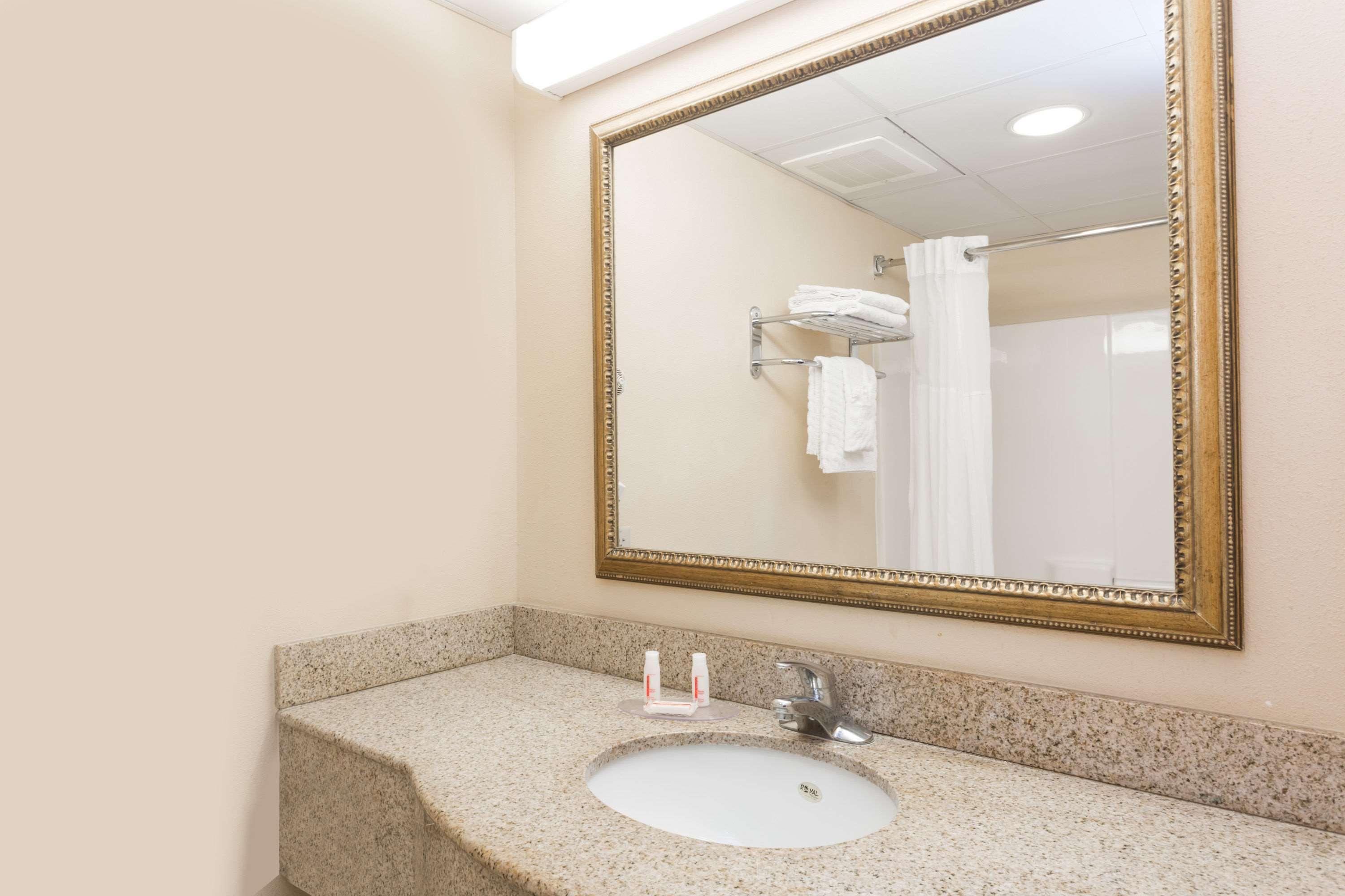 Days Inn & Suites By Wyndham Savannah North I-95 Port Wentworth Buitenkant foto