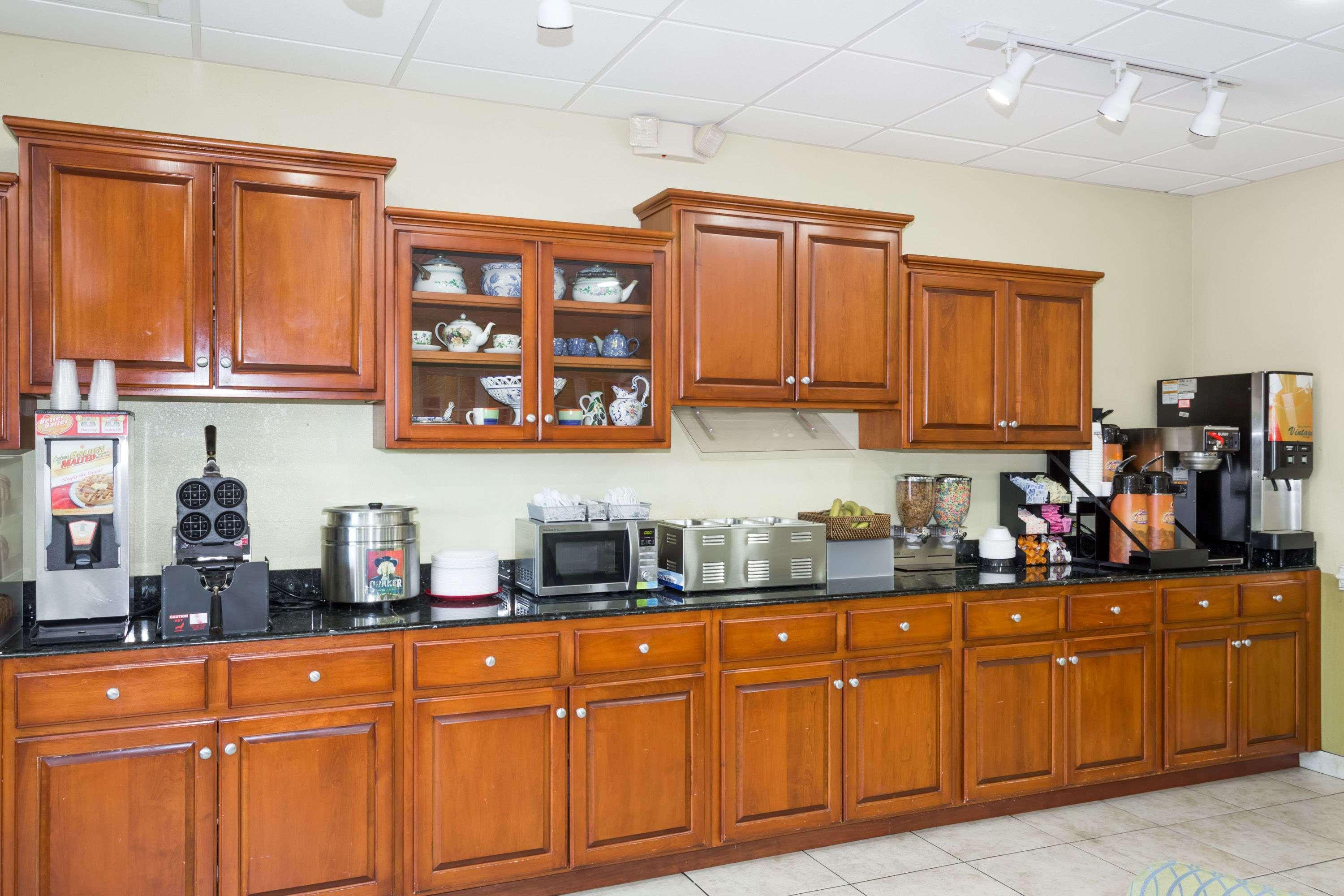 Days Inn & Suites By Wyndham Savannah North I-95 Port Wentworth Buitenkant foto
