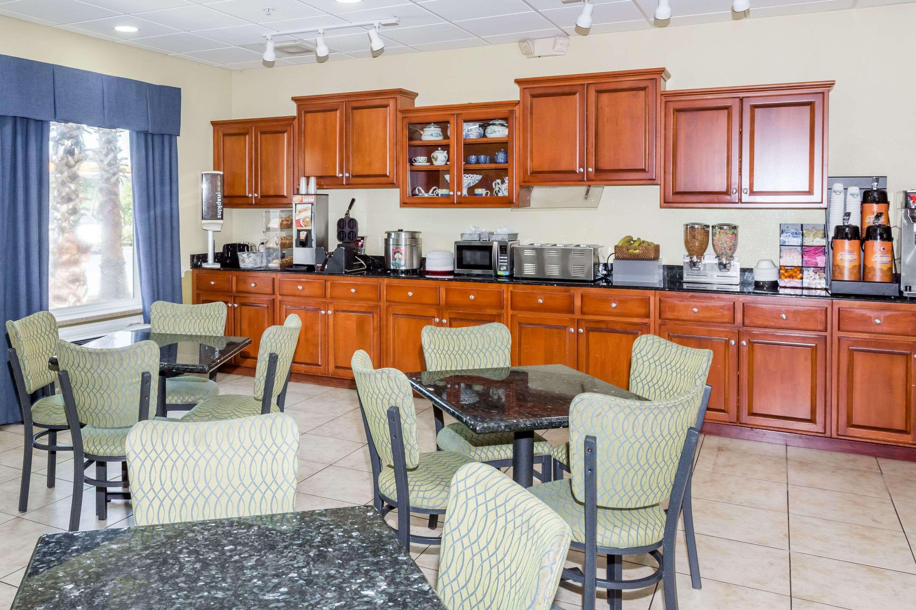 Days Inn & Suites By Wyndham Savannah North I-95 Port Wentworth Buitenkant foto