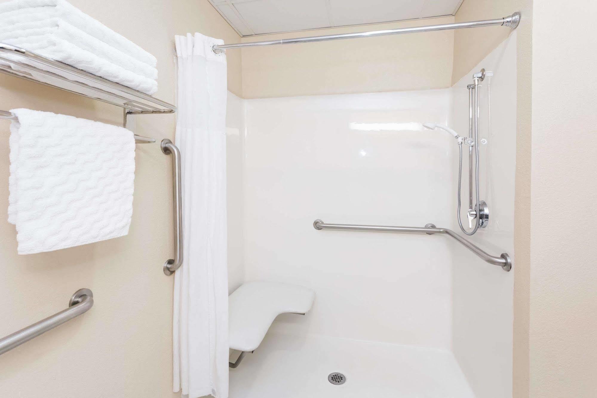 Days Inn & Suites By Wyndham Savannah North I-95 Port Wentworth Buitenkant foto