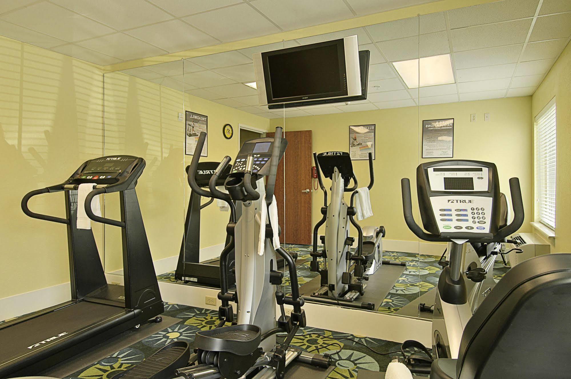 Days Inn & Suites By Wyndham Savannah North I-95 Port Wentworth Buitenkant foto